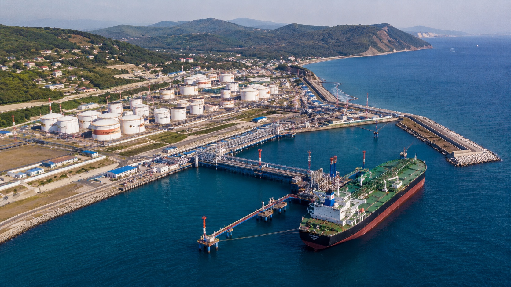 Вид с воздуха на морской нефтяной терминал Туапсе