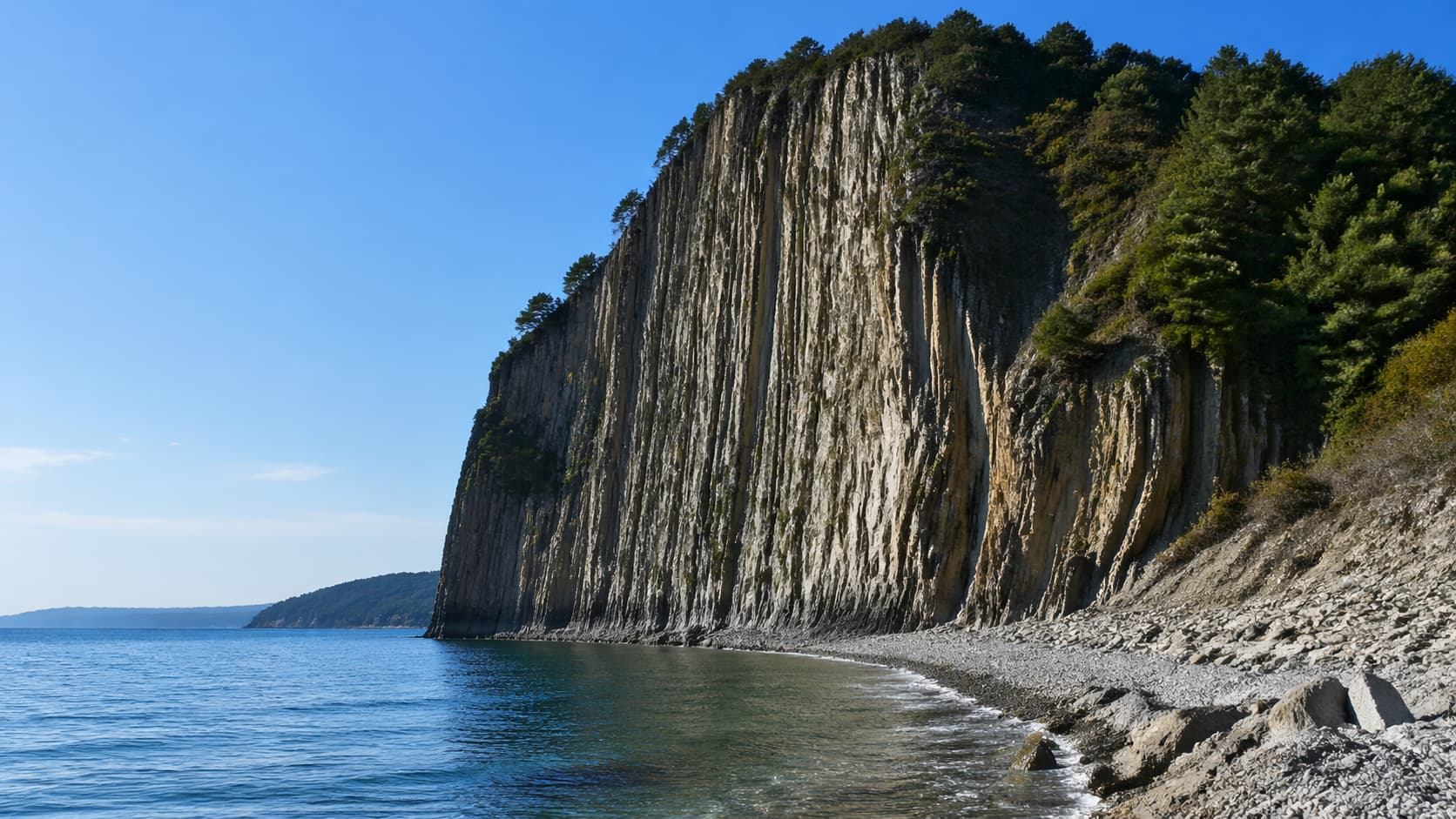 Скала Киселева у Туапсе над морем и диким пляжем