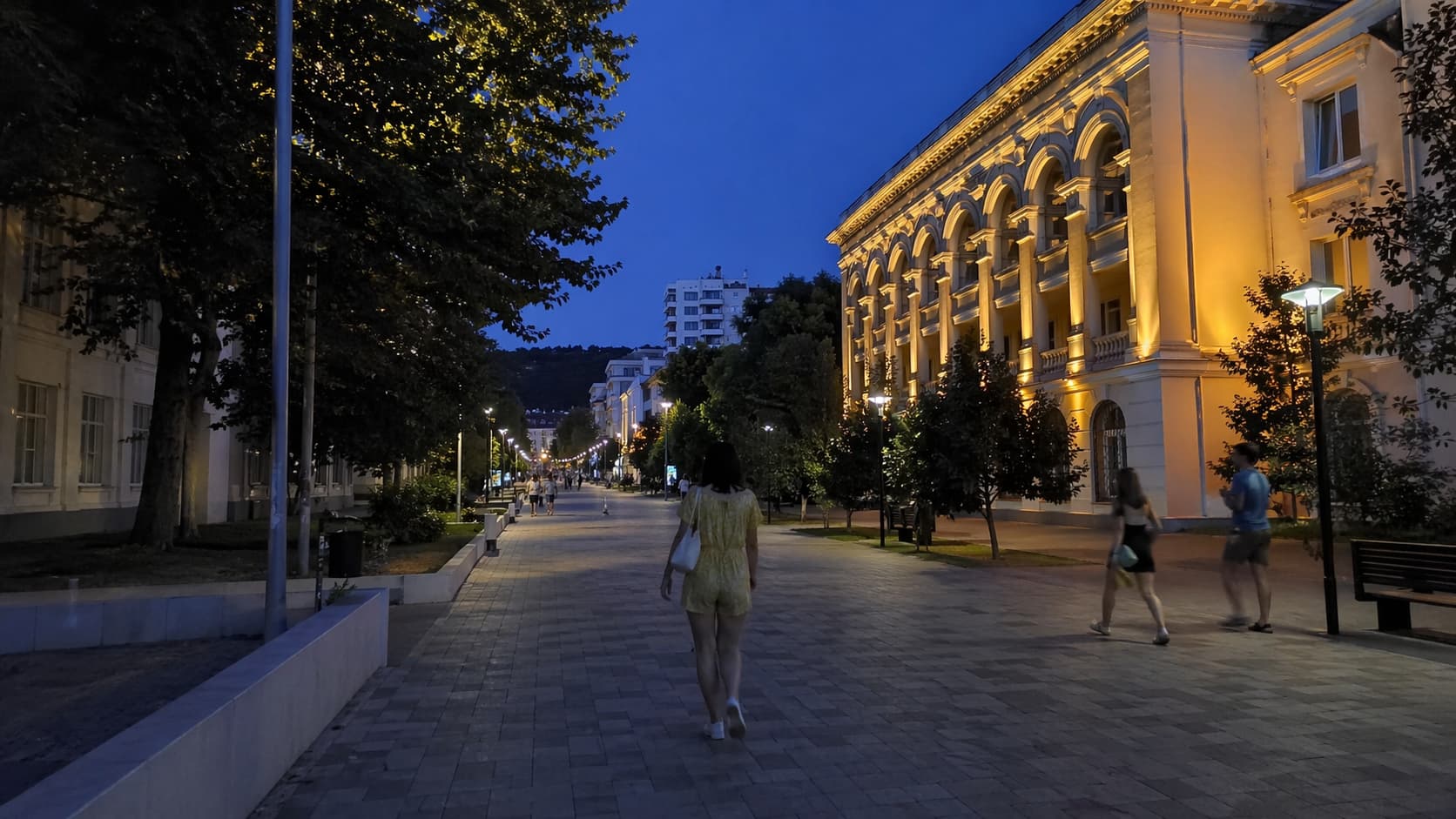 Вечерняя пешеходная зона в центре Туапсе с мягкой подсветкой и спокойной городской атмосферой