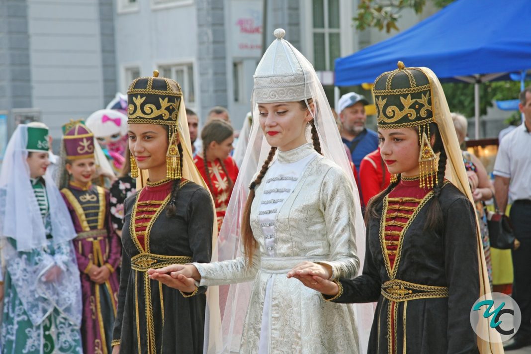 Владикавказ национальность. Адыги Туапсе. Фестиваль адыгской культуры "лучи Шапсугии". Адыгея многонациональная Республика. Праздники адыгейцев.