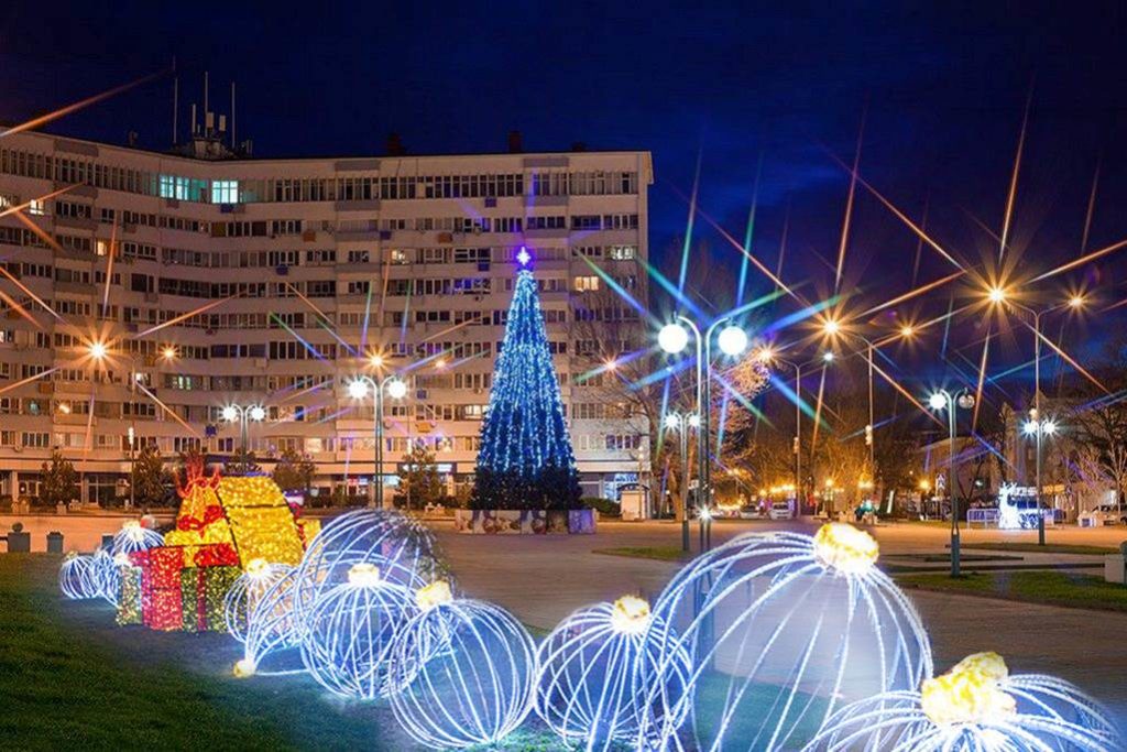 Площадь туапсе. Туапсе Центральная площадь. Туапсе 2020 города. Новогодний Туапсе. В Туапсе елка новый год.