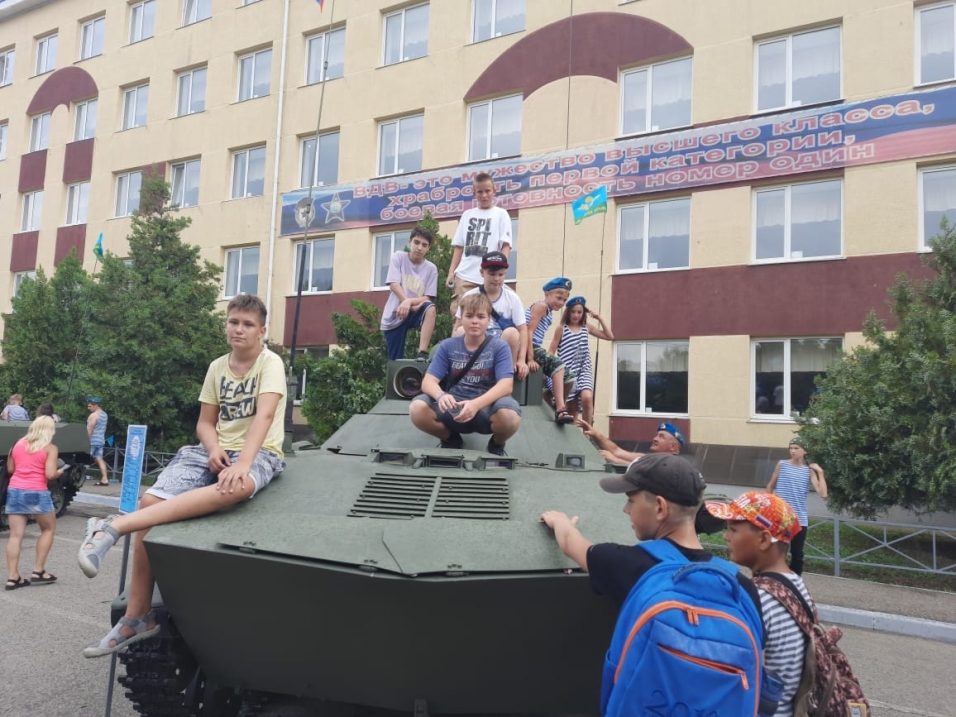 Вдв новороссийск. ВДВ город Новороссийск. День ВДВ Новороссийск. Полк ВДВ В Новороссийске. Новороссийск праздник ВДВ.